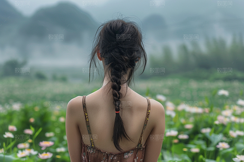 女生旅行背影自由行徒步摄影图
