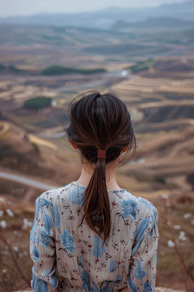 女生旅行背影辽阔徒步摄影图
