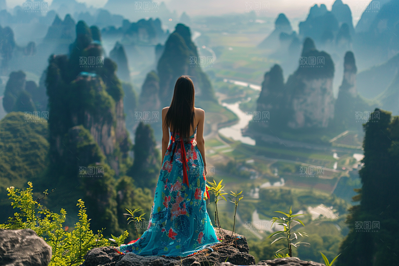 女生旅行背影唯美徒步摄影图