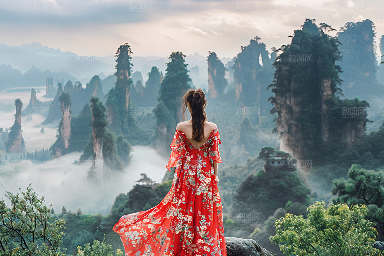 女生旅行背影户外自由行摄影图