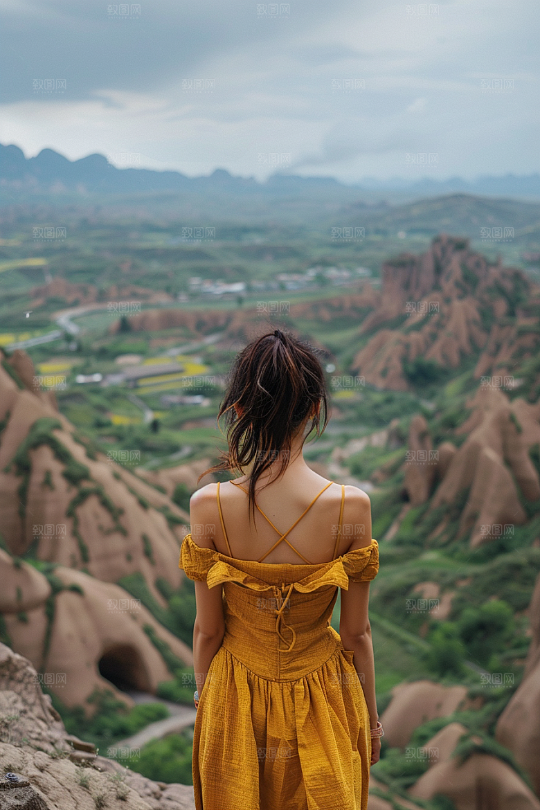 女生旅行背影唯美探险摄影图