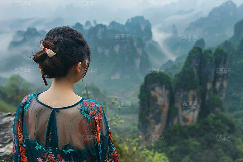 女生旅行背影人物徒步摄影图