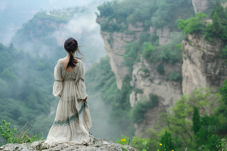 女生旅行背影自然徒步摄影图