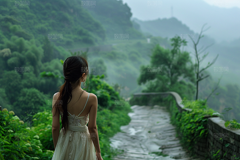 女生旅行背影自由行徒步摄影图