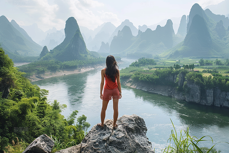 女生旅行背影自由行户外摄影图