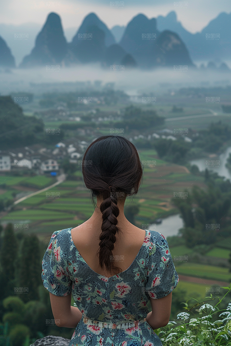 女生旅行背影探险自然摄影图