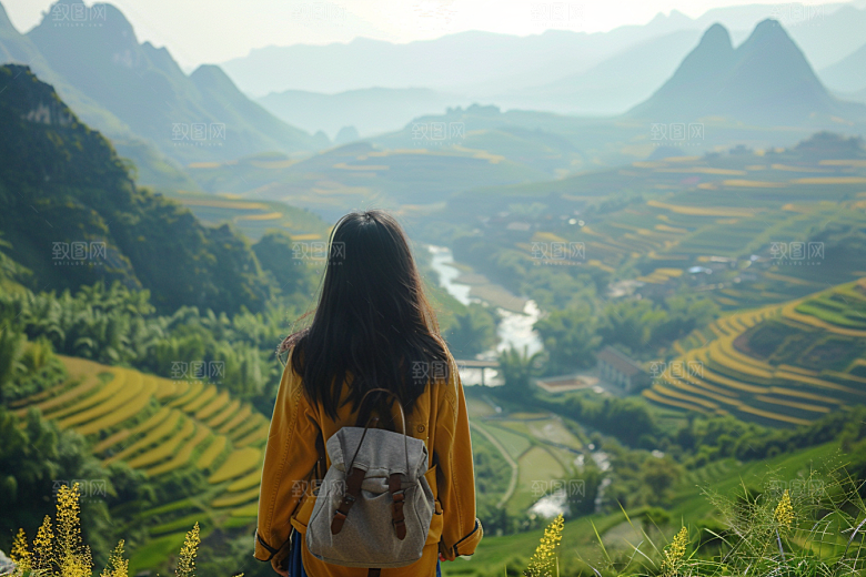 女生旅行背影徒步探险摄影图