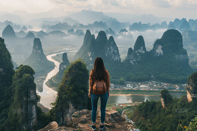 女生旅行背影徒步自由行摄影图