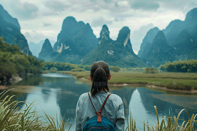 女生旅行背影徒步风光摄影图
