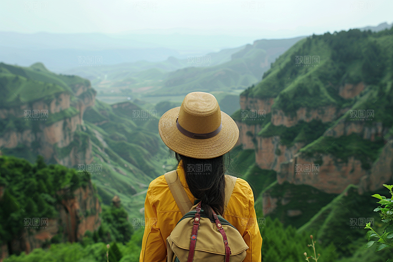 女生旅行背影人物自然摄影图