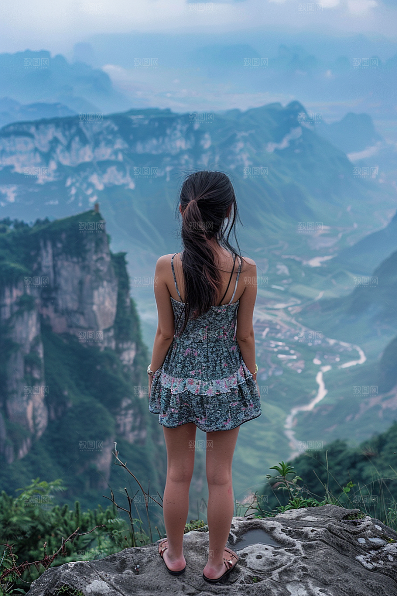 女生旅行背影探险旅游摄影图