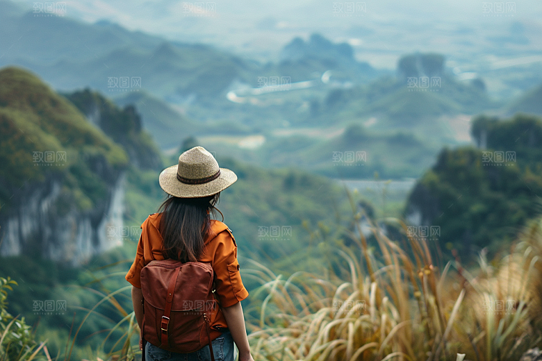 女生旅行背影辽阔户外摄影图