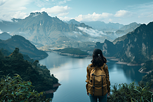 女生旅行背影徒步辽阔摄影图