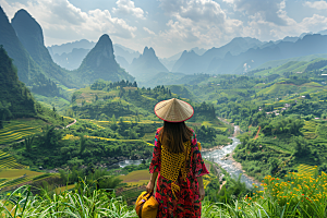 女生旅行背影徒步自然摄影图