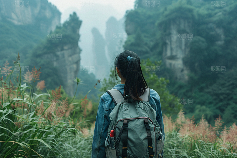 女生旅行背影人物探险摄影图