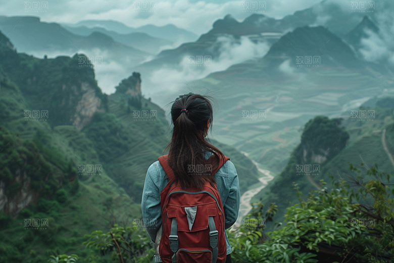 女生旅行背影自然徒步摄影图