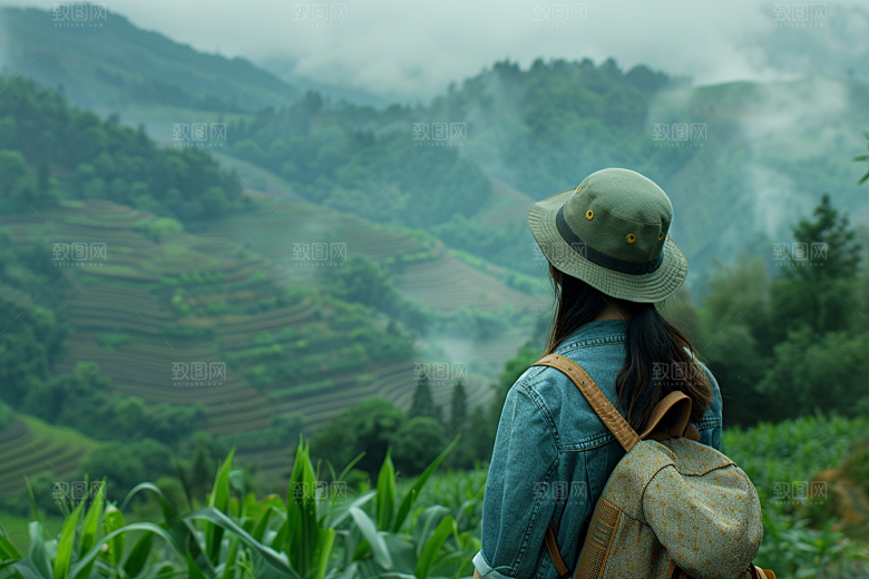 女生旅行背影风光徒步摄影图