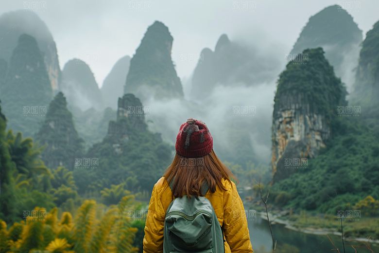 女生旅行背影徒步自然摄影图