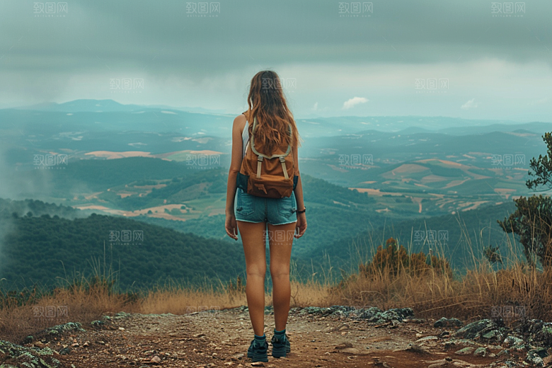 女生旅行背影自然徒步摄影图