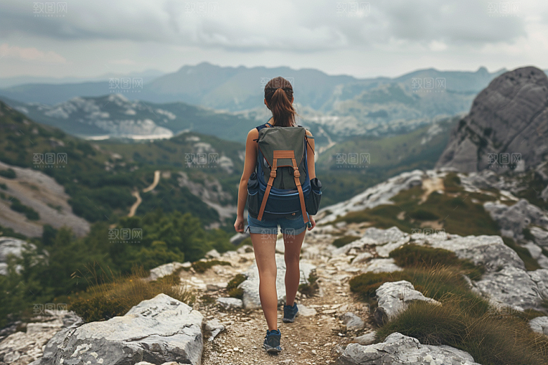 女生旅行背影户外探险摄影图