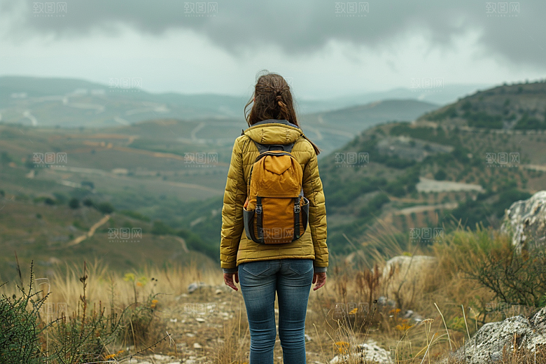 女生旅行背影自然户外摄影图