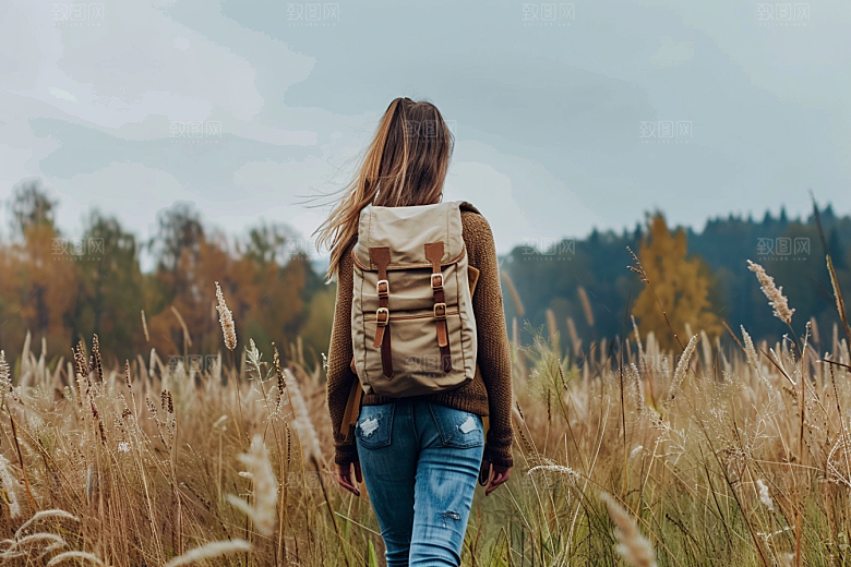 女生旅行背影户外唯美摄影图