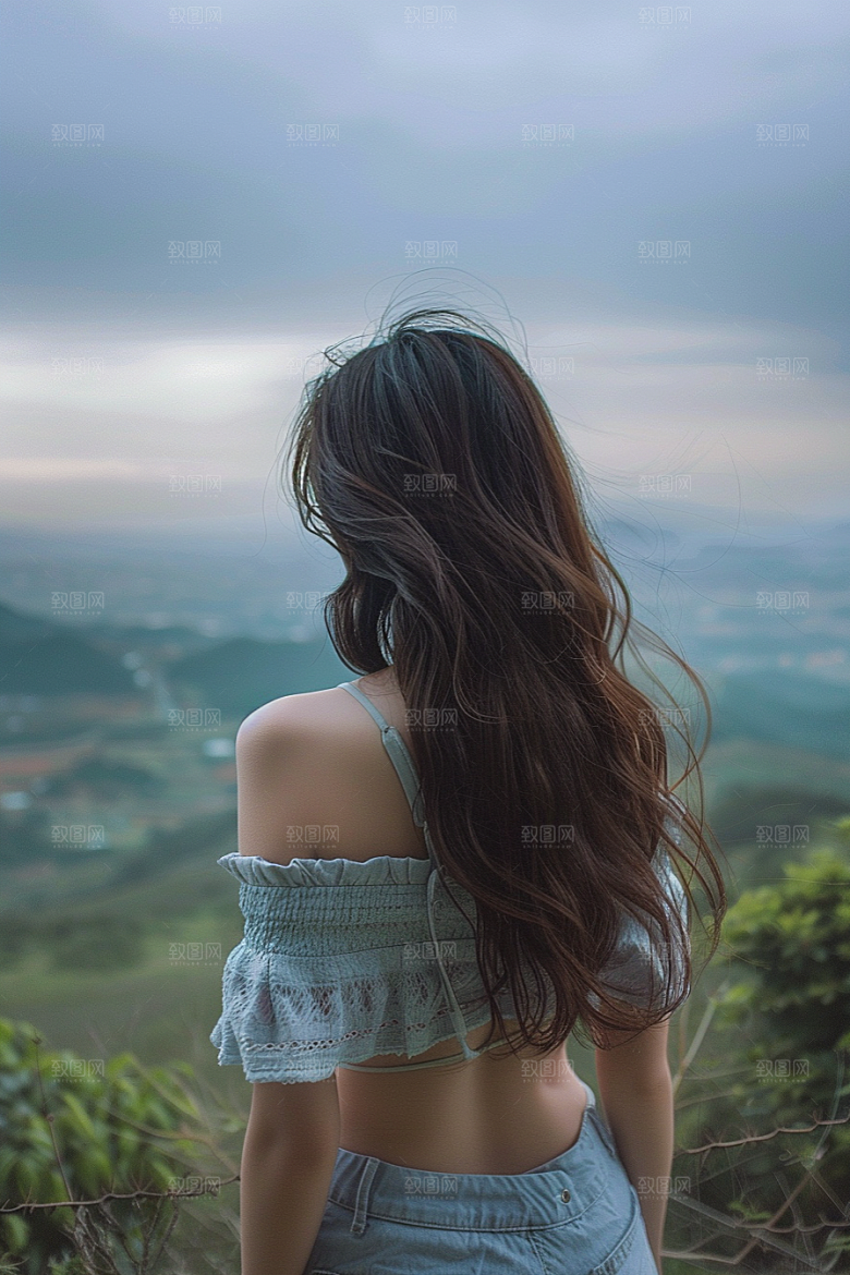 女生旅行背影辽阔自然摄影图
