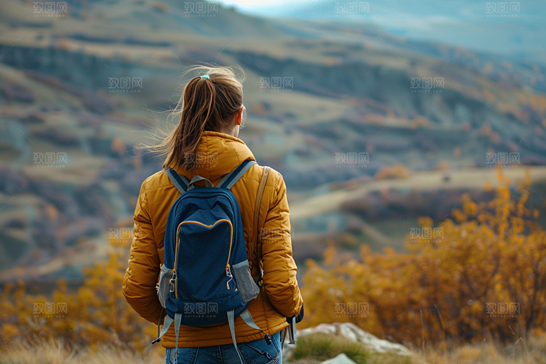 女生旅行背影辽阔风光摄影图