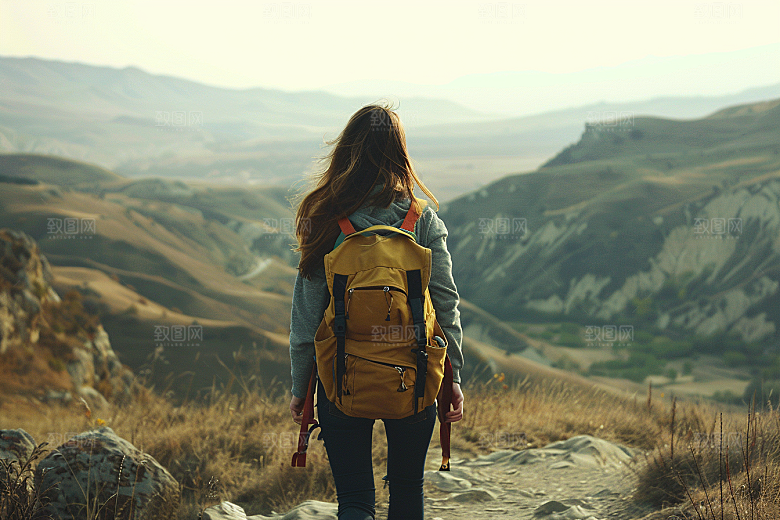 女生旅行背影户外探险摄影图