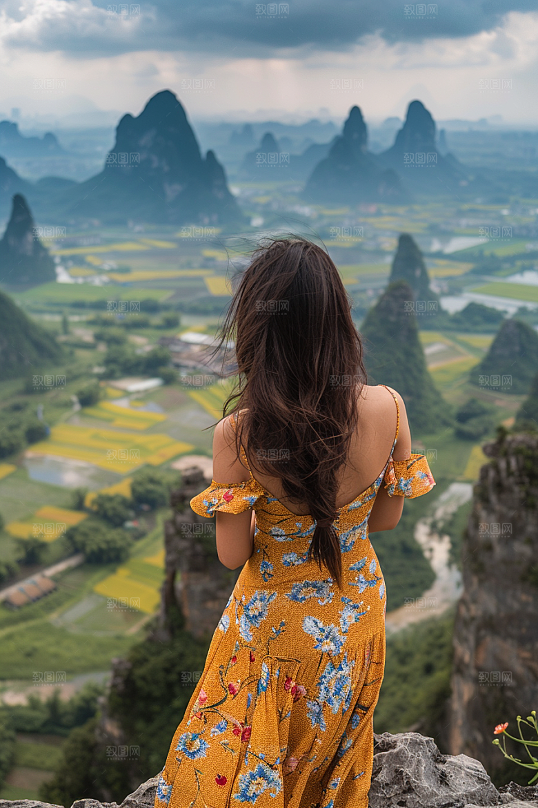 女生旅行背影探险人物摄影图