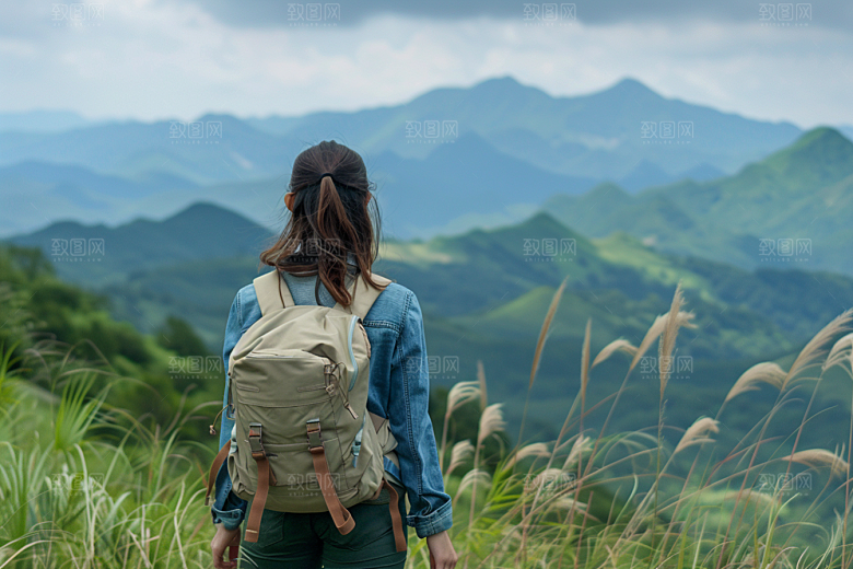 女生旅行背影自然徒步摄影图