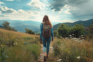 女生旅行背影自由行户外摄影图