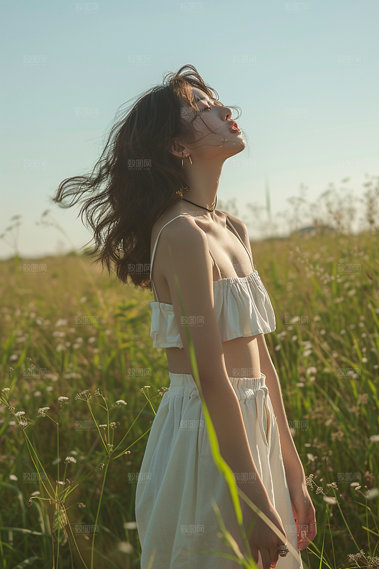 原野人像氛围草原摄影图