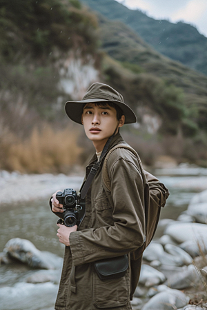 原野人像服装自然摄影图