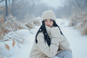 赏雪人像人物氛围摄影图