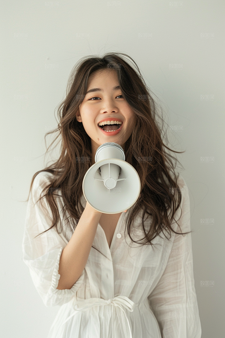 手拿喇叭人像喊话公告摄影图