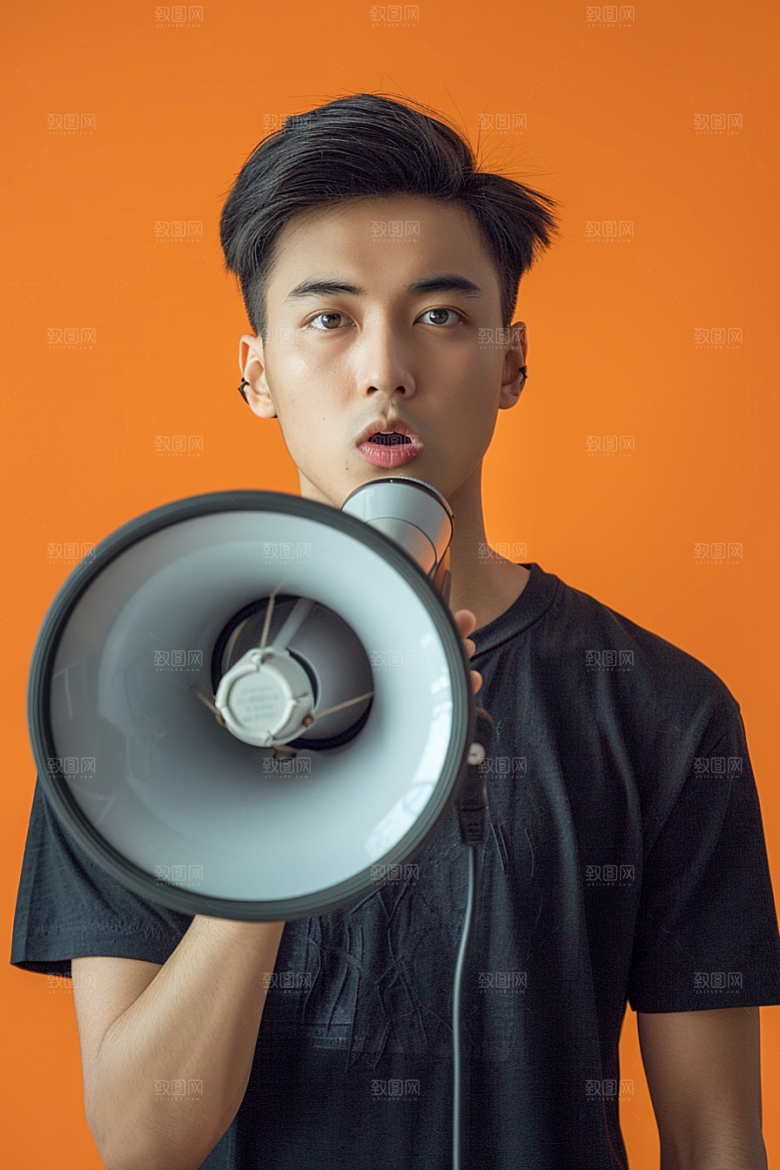 手拿喇叭人像公告写真摄影图