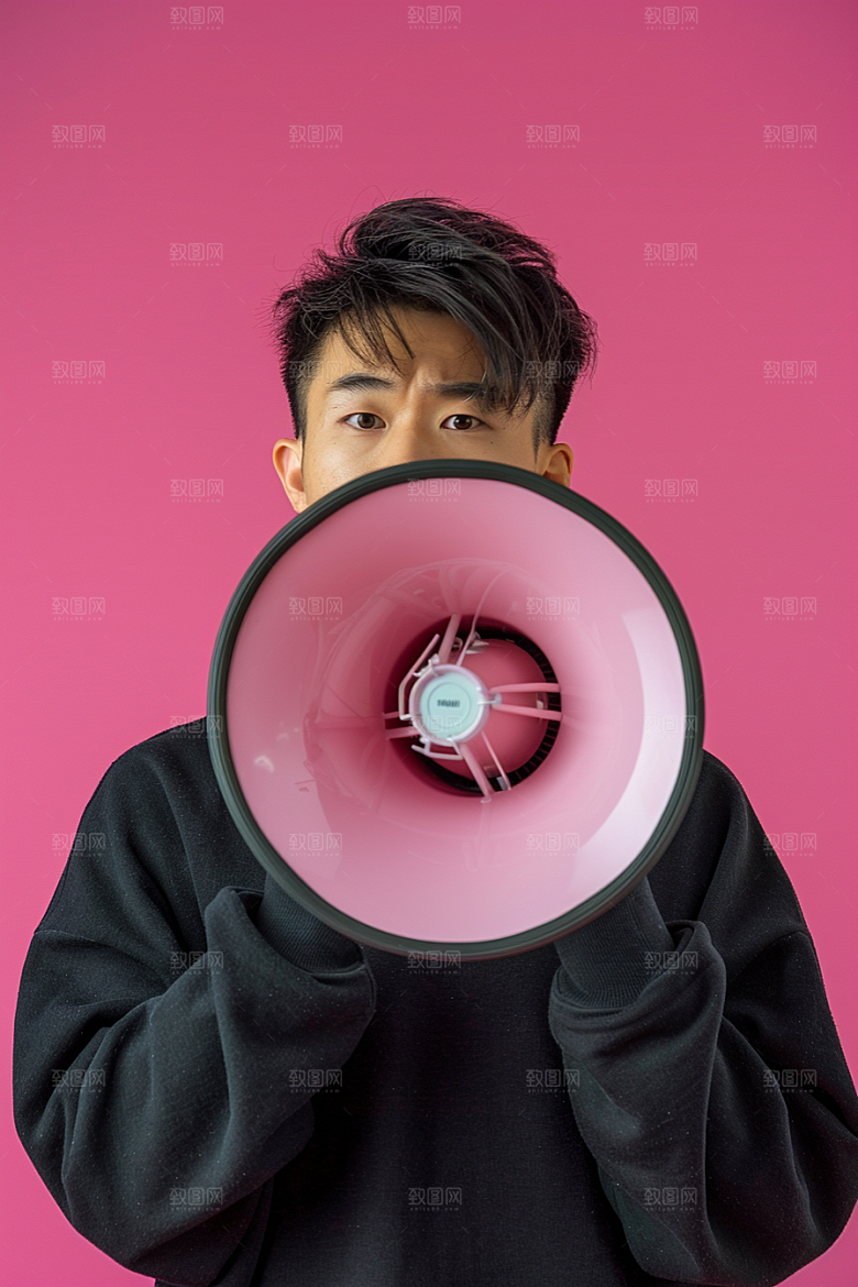 手拿喇叭人像促销喊话摄影图