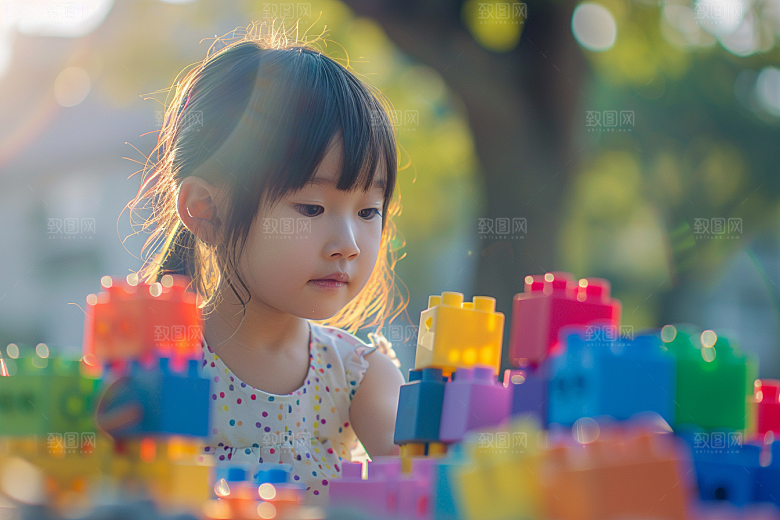 儿童积木搭建游戏摄影图