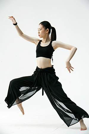 现代舞舞者简约跳舞摄影图
