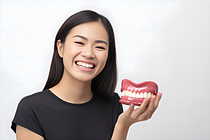 牙科广告人物牙病防治假牙模型摄影图
