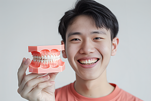 牙科广告人物假牙模型人物肖像摄影图