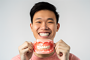 牙科广告人物笑容假牙模型摄影图