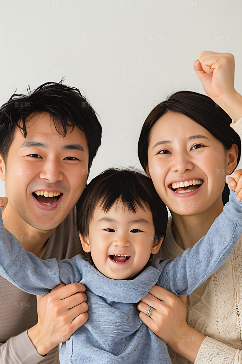 幸福一家人相聚三口之家摄影图