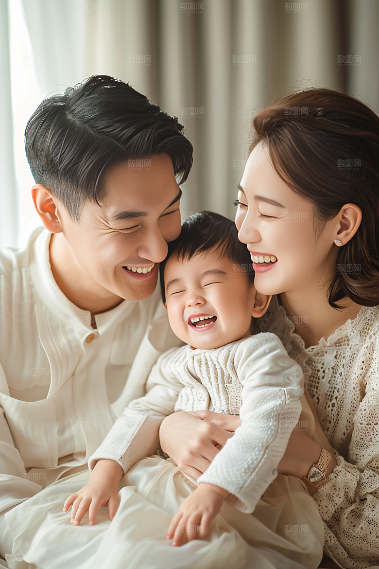 幸福一家人欢乐三口之家摄影图