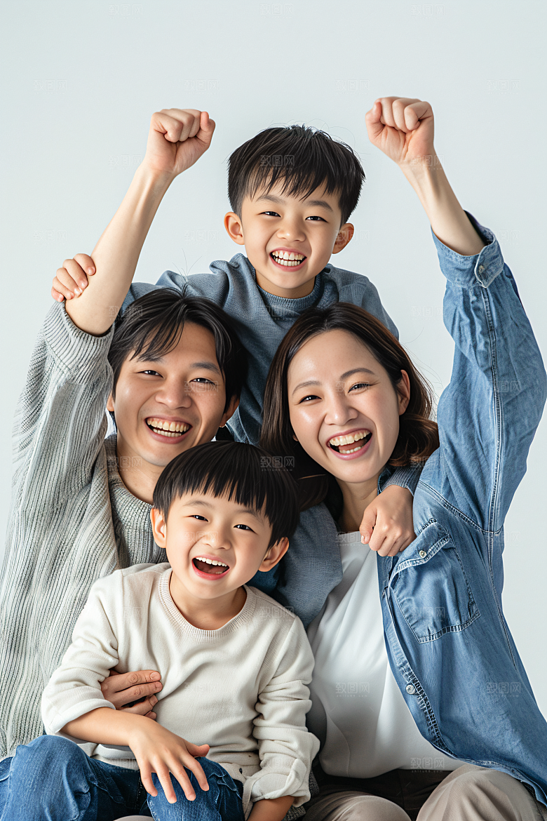 幸福一家人相聚三口之家摄影图