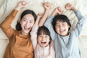 幸福一家人三口之家亲子摄影图