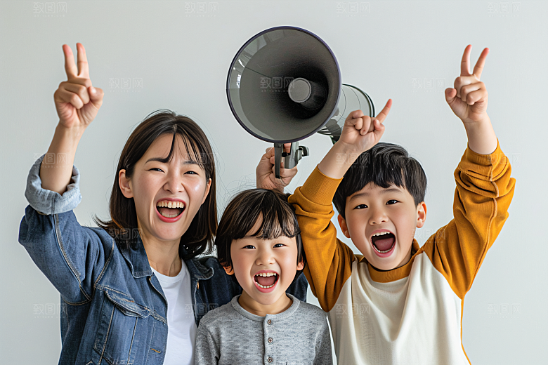幸福一家人肖像三口之家摄影图