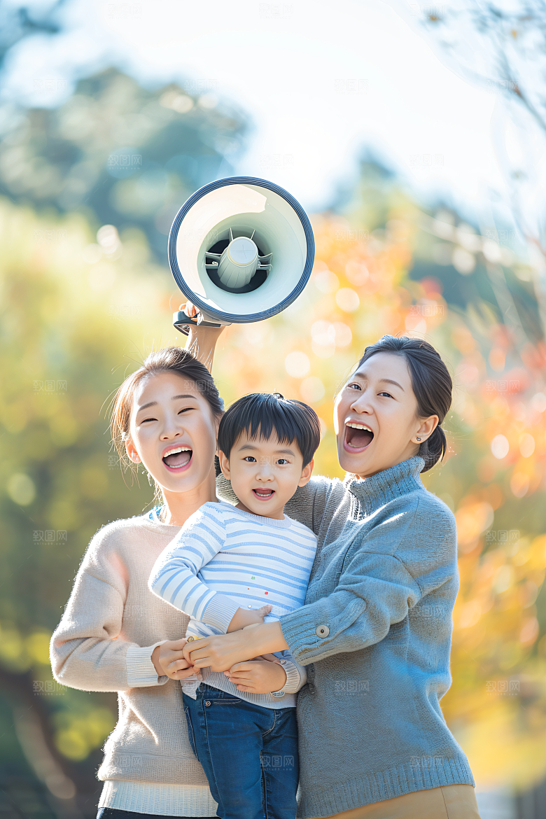 幸福一家人肖像家庭摄影图