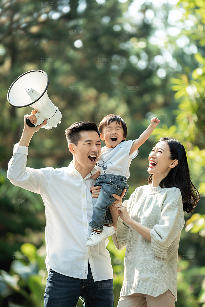 幸福一家人欢乐出游摄影图